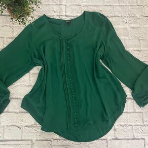 Torrid Emerald Green Georgette Pintucked Button Front Vneck Blouse. Size 2.